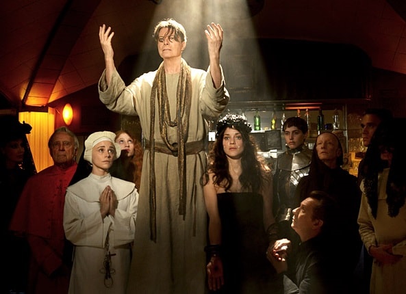 David Bowie escandaliza a la iglesia con su nuevo video