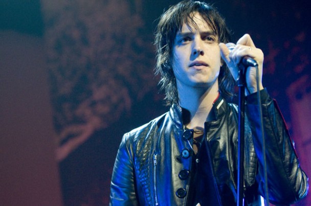 Julian Casablancas colabora con Exhibition - Indie Rocks!