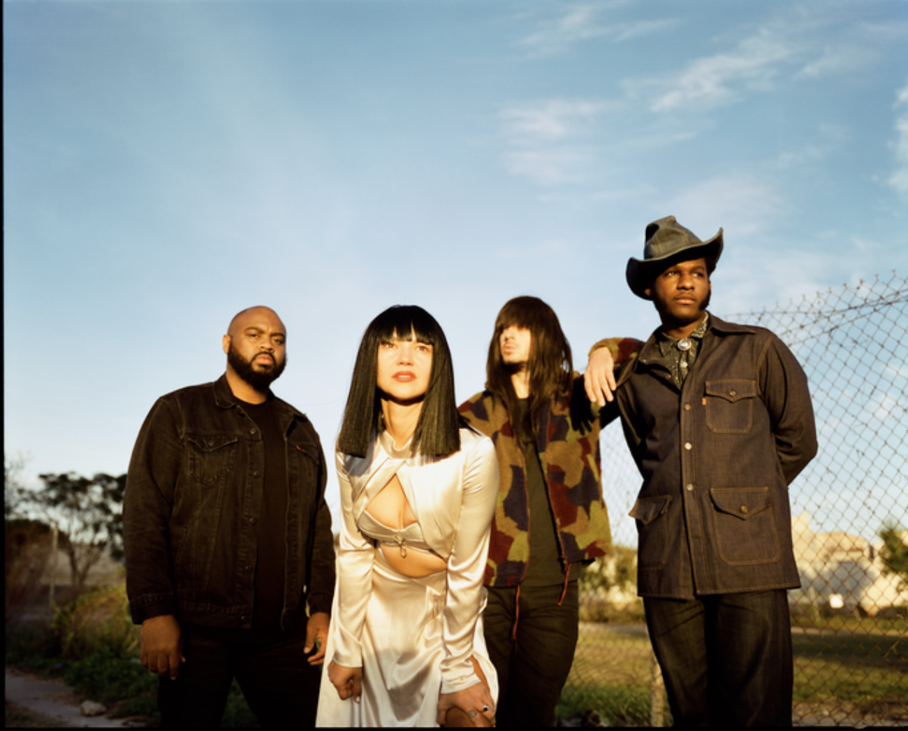 Khruangbin y Leon Bridges estrenan “Chocolate Hills”