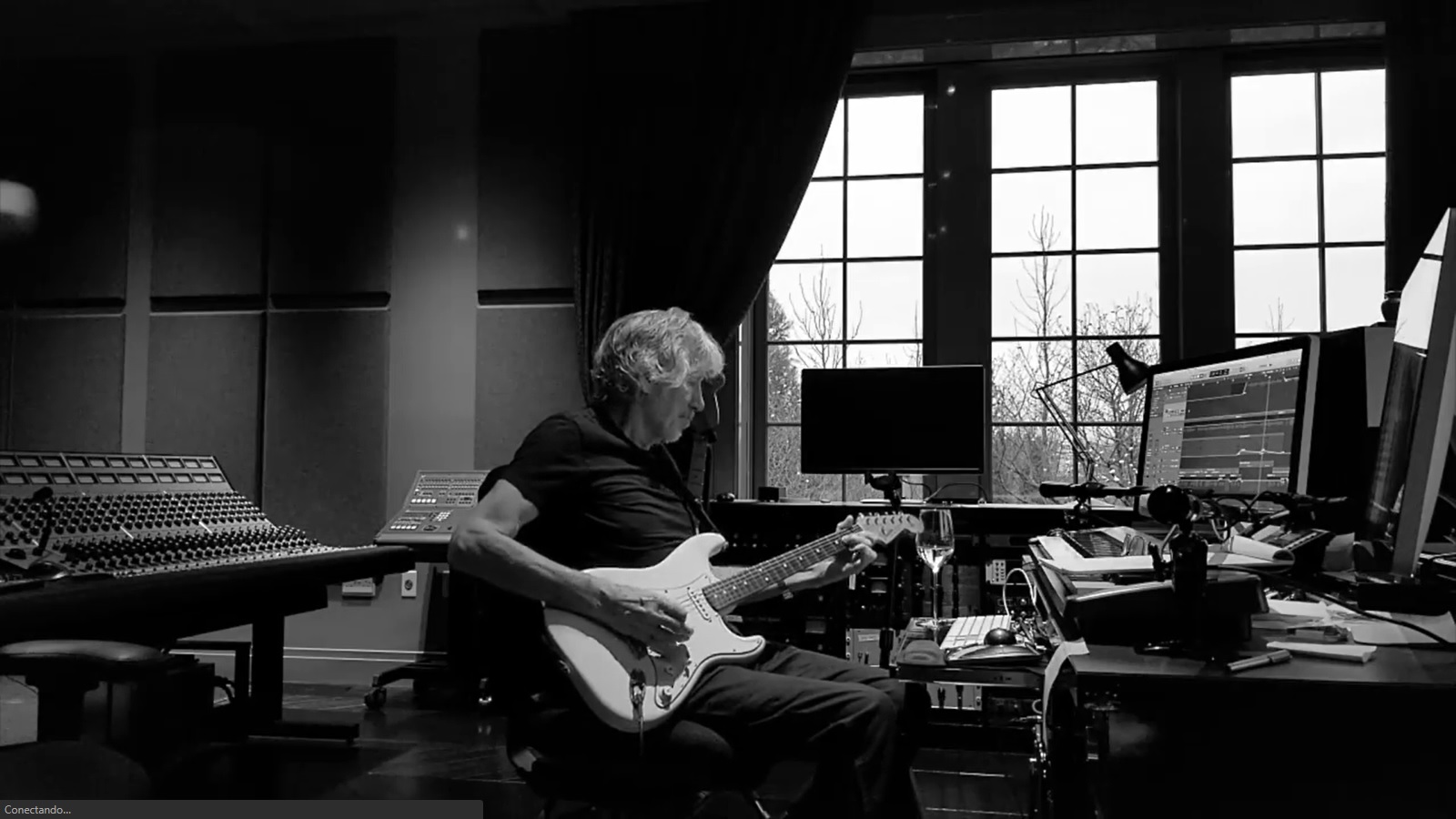Roger Waters reversiona el tema de Pink Floyd “The Gunner's Dream”