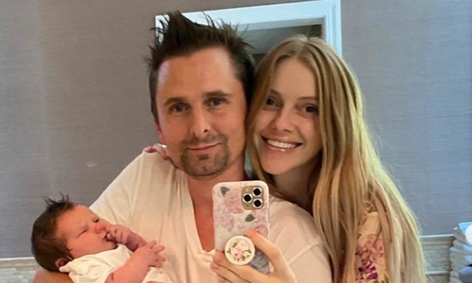 Matt Bellamy de Muse presenta a su hija