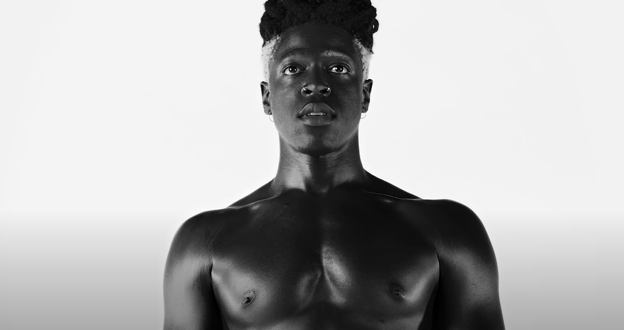 Escucha la nueva canción de Moses Sumney, “Monumental”