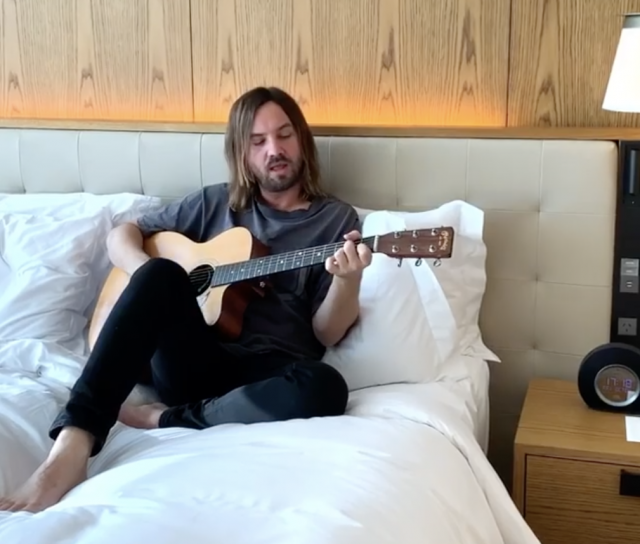 Tame Impala comparte cover de “Jealous Guy”
