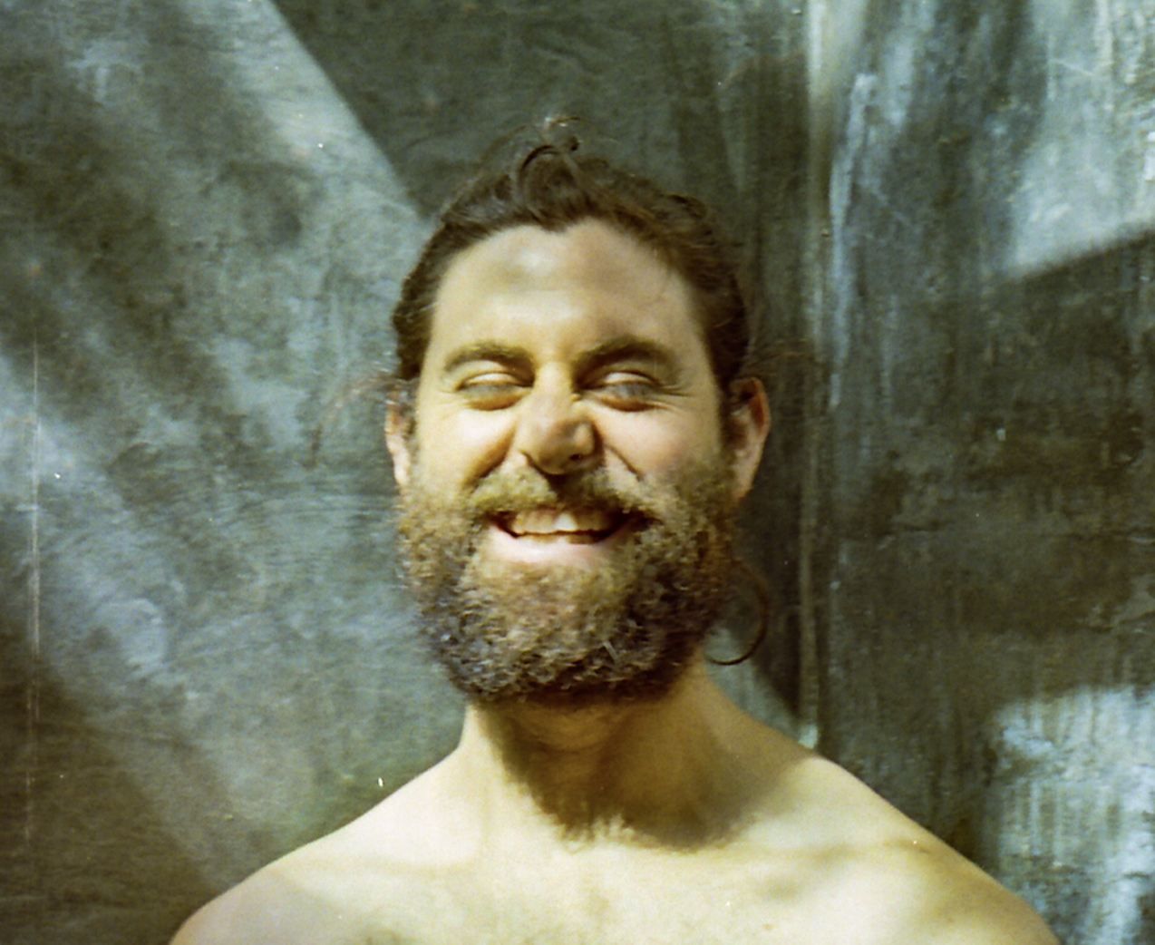 Mateo Kingman comparte sesiones en vivo y anuncia EP