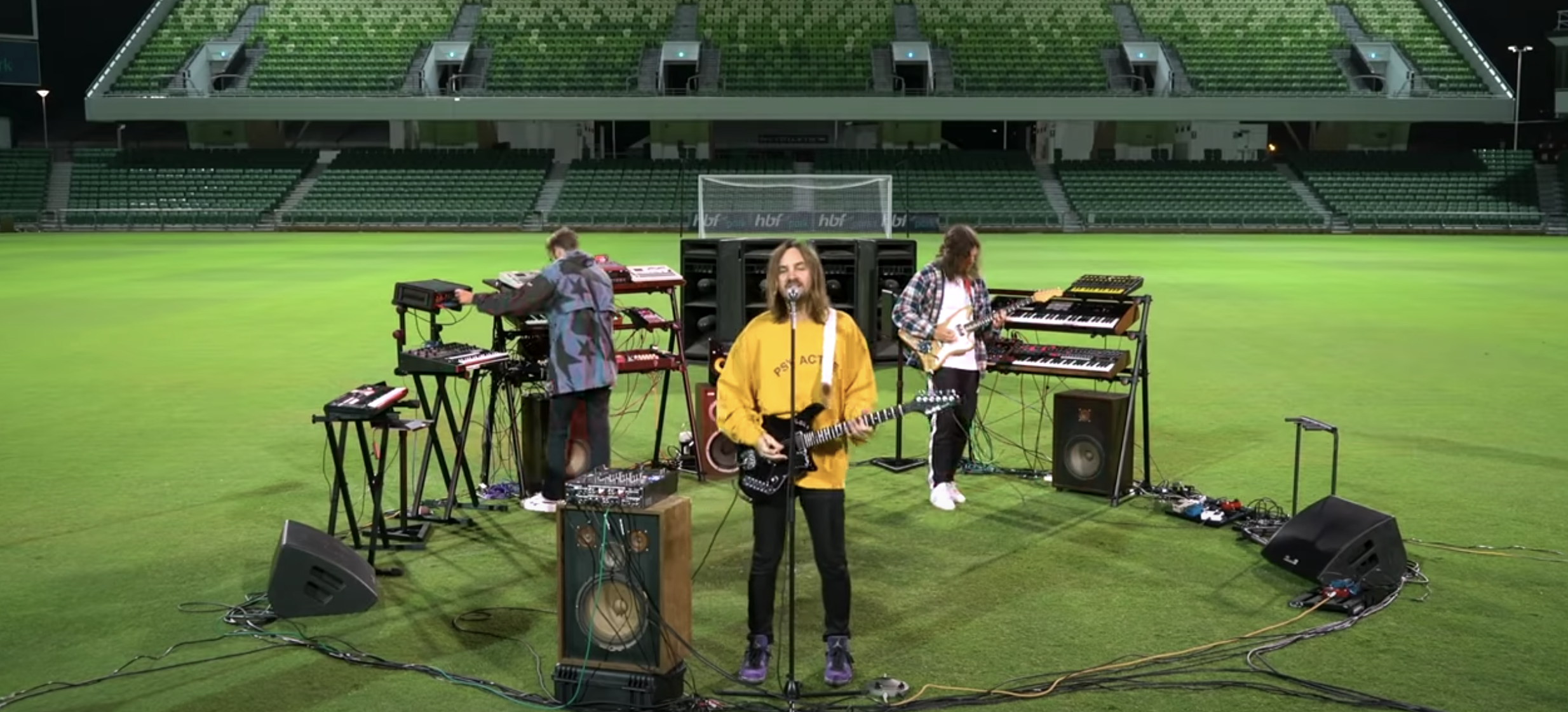 Tame Impala interpreta temas en la premiere del FIFA 21