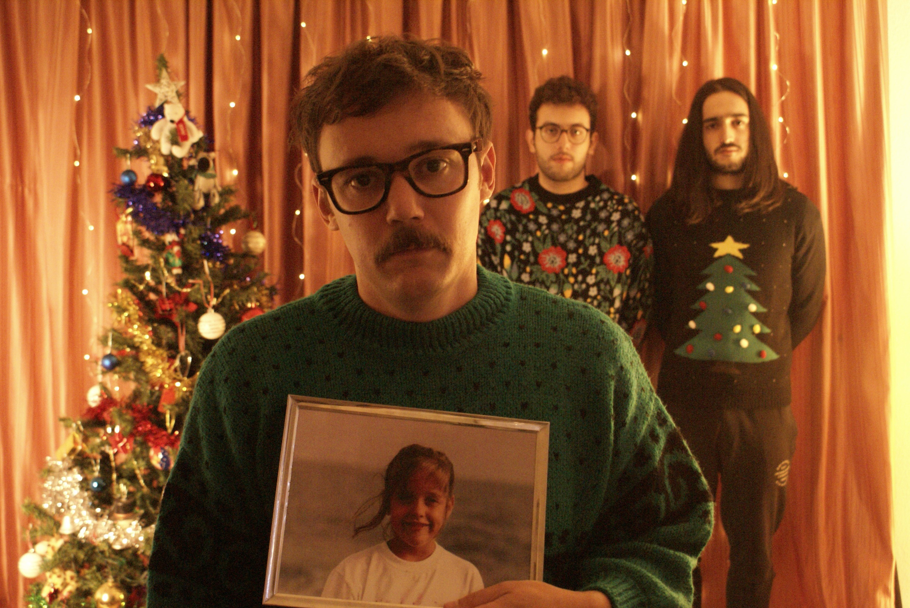 PREMIERE FARO: Apartamentos Acapulco estrena video para “Alguien Normal”