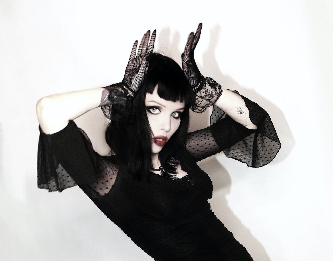 Alice Glass está de estreno con “SUFFER AND SWALLOW”