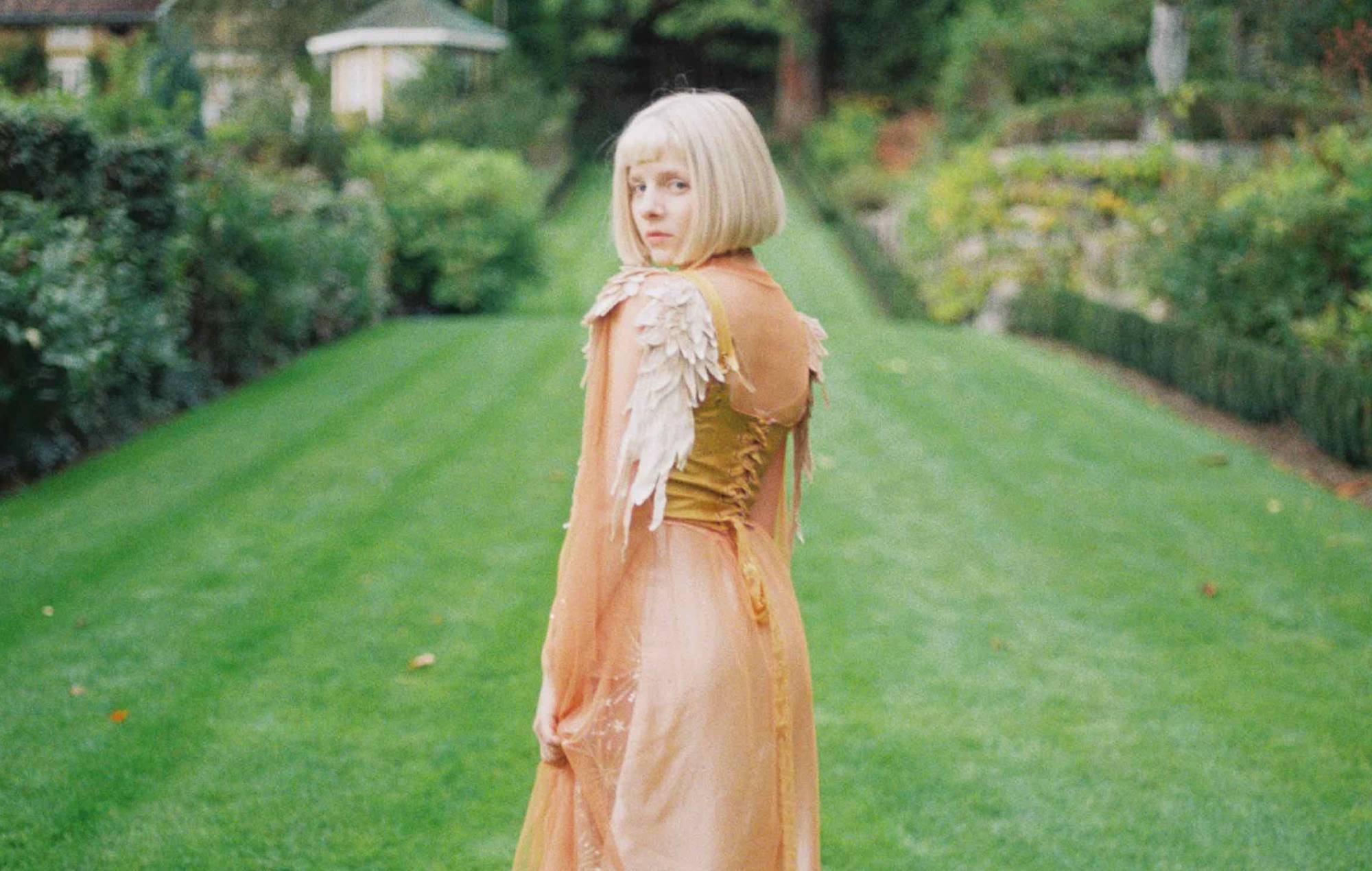 Aurora anuncia álbum y comparte “Giving In To The Love”