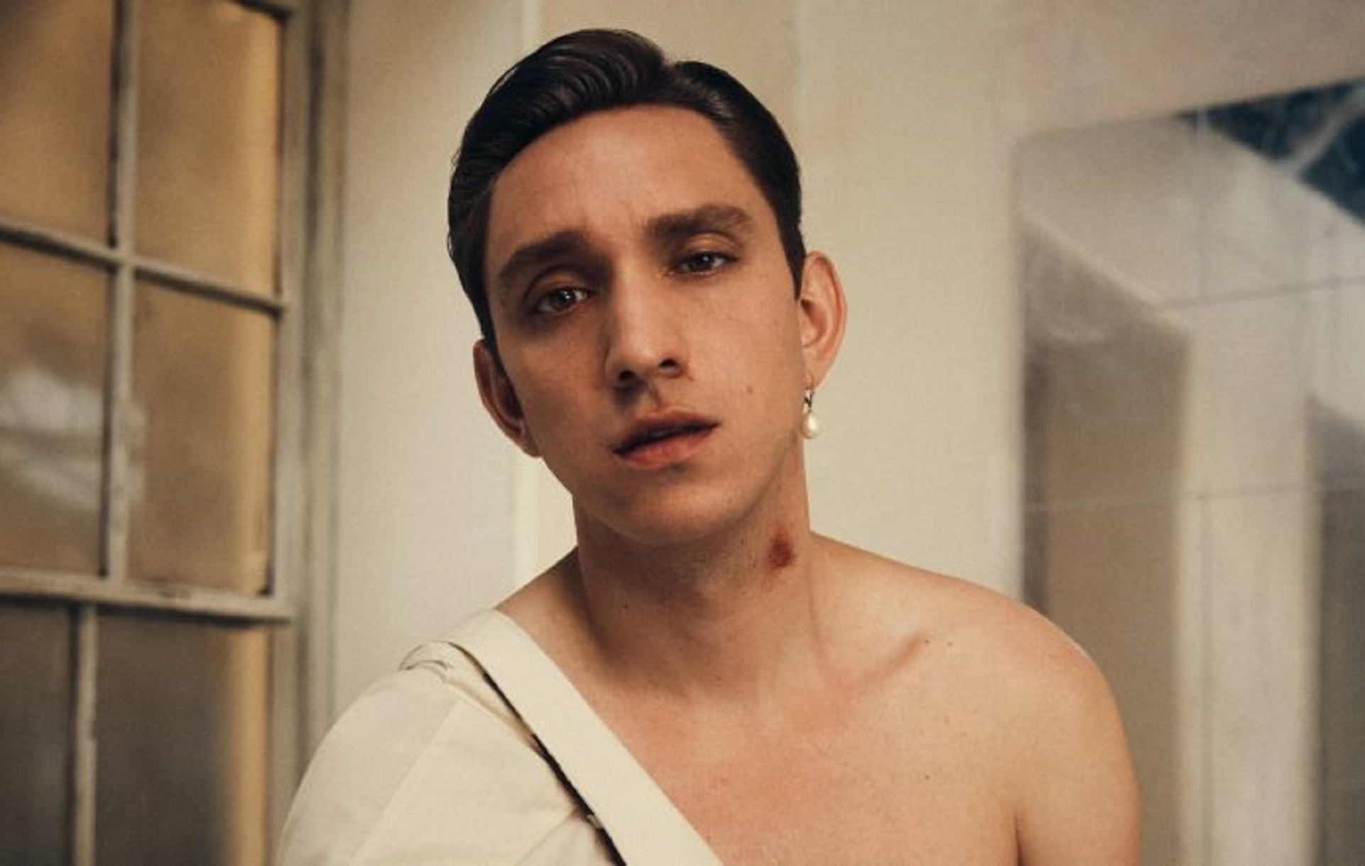 Oliver Sim de The xx estrena su nuevo sencillo, “Fruit”