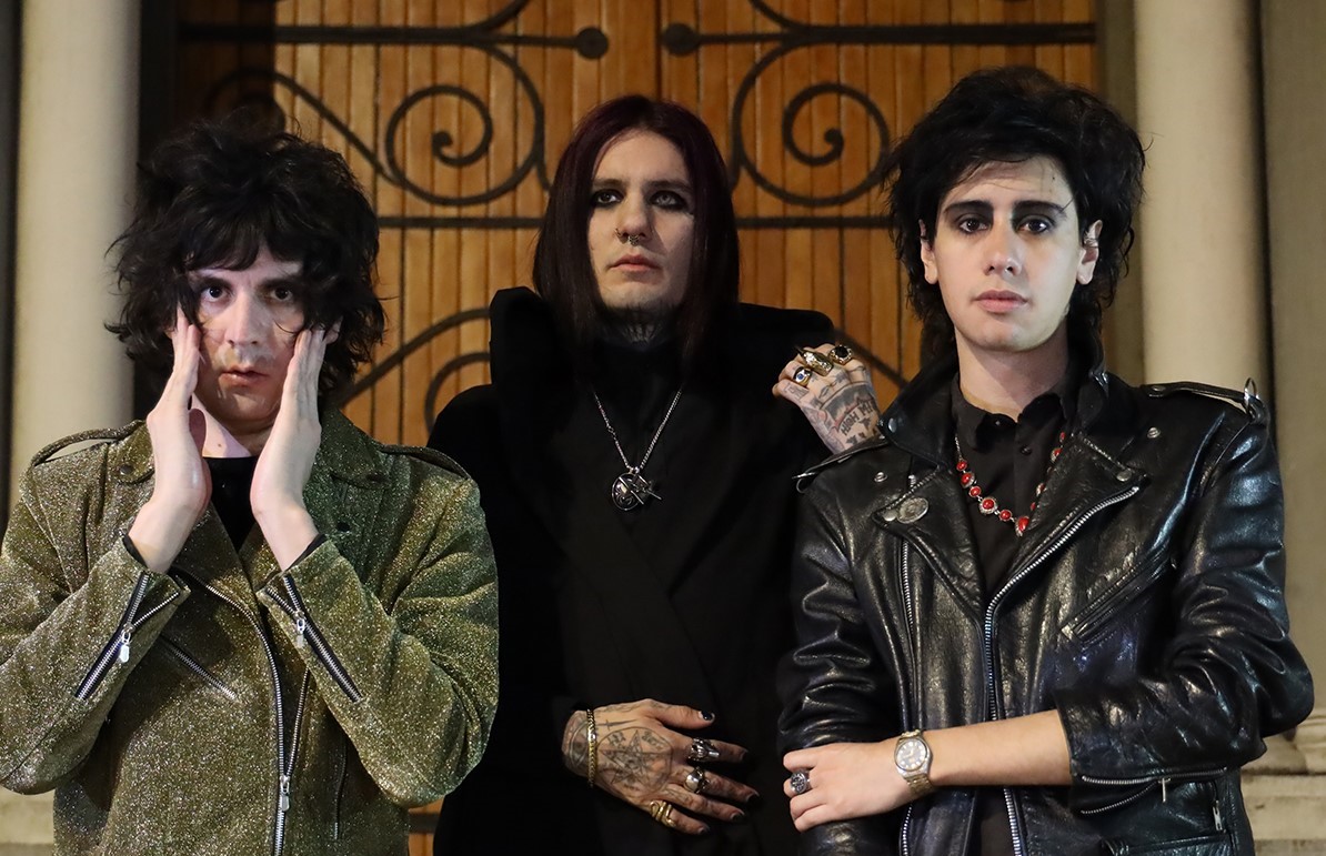 Prismatic Shapes nos presenta su nuevo sencillo “Teatro del Absurdo”