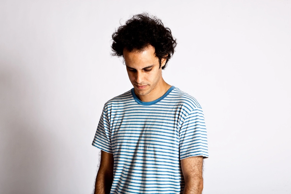 Four Tet cautiva con “Into Dust (Still Falling)”