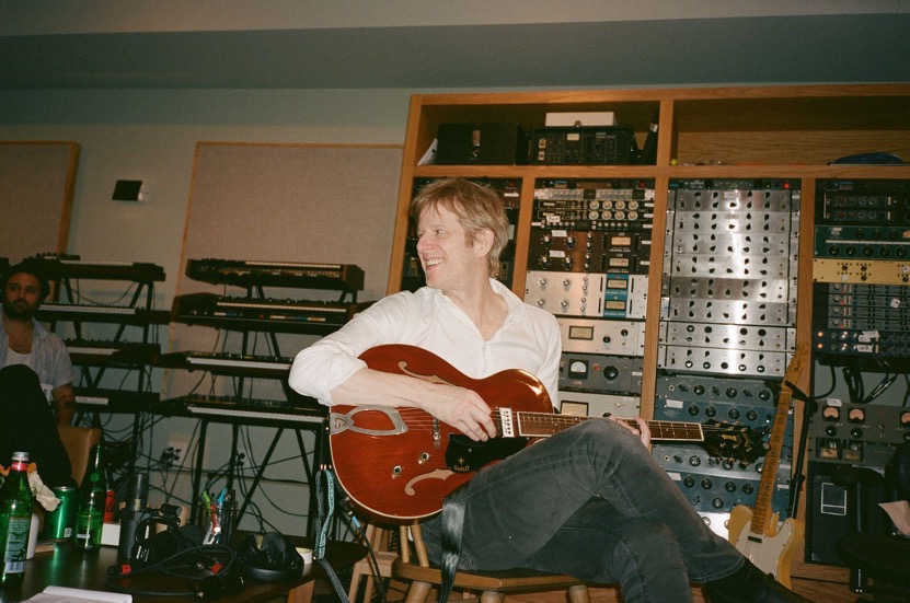 Spoon vuelve con “Chateau Blues” y “Guess I’m Fallin In Love”