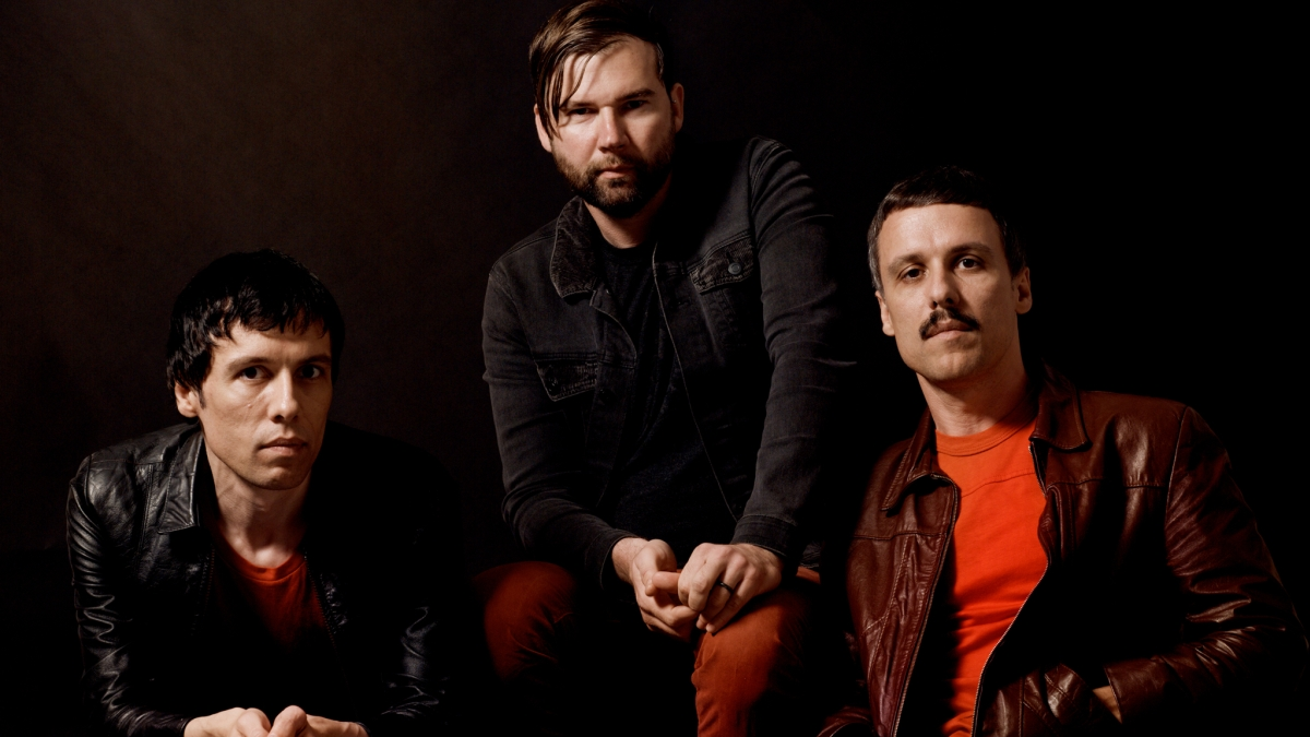 The Cribs regresa con disco y comparte “Summer Seizures”