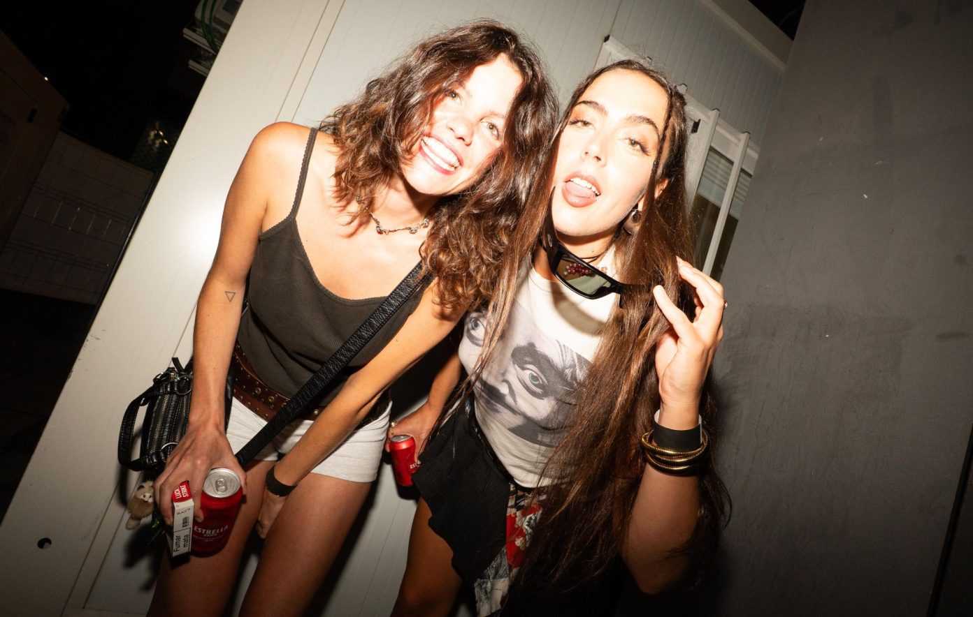 Hinds versiona “Girl, So Confusing” de Charli XCX