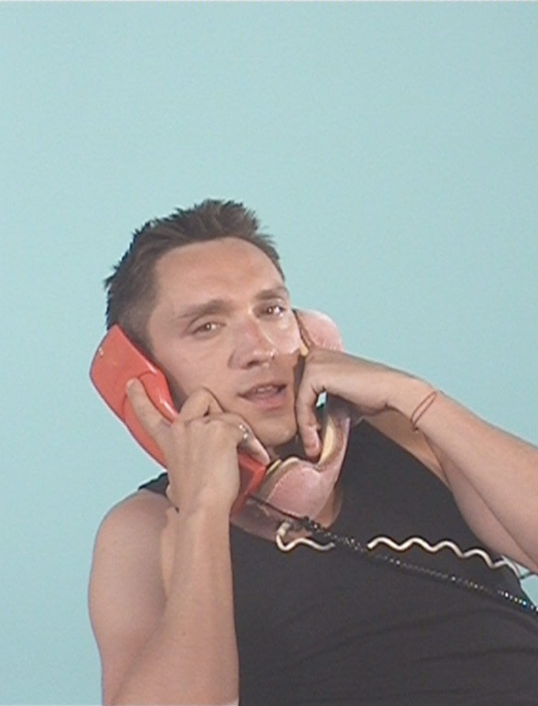 Oliver Sim estrena “Telephone Games”