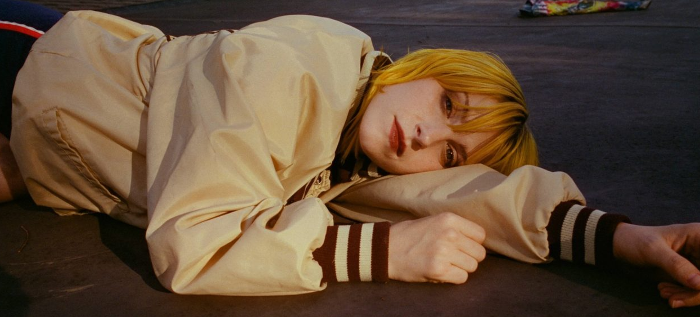 Hayley Williams versiona “Friends Or Lovers”, una canción original de su abuelo