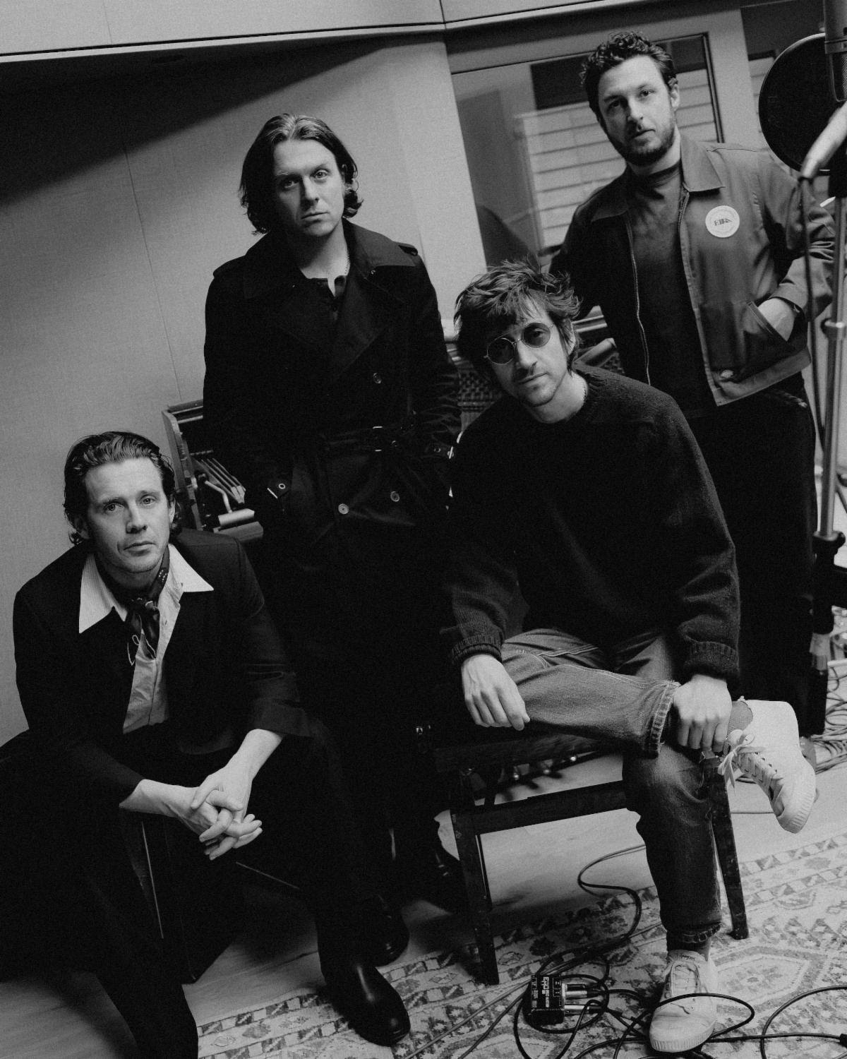 Arctic Monkeys estrena “Opening Night”