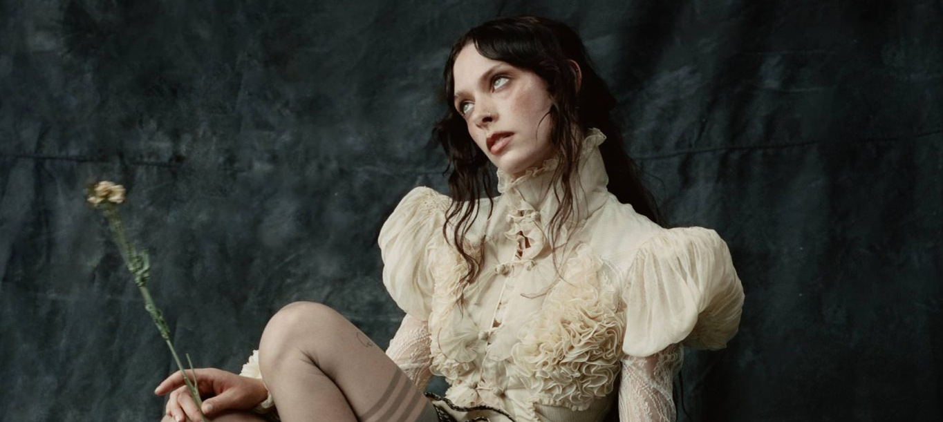 Holly Humberstone estrena “To Love Somebody”