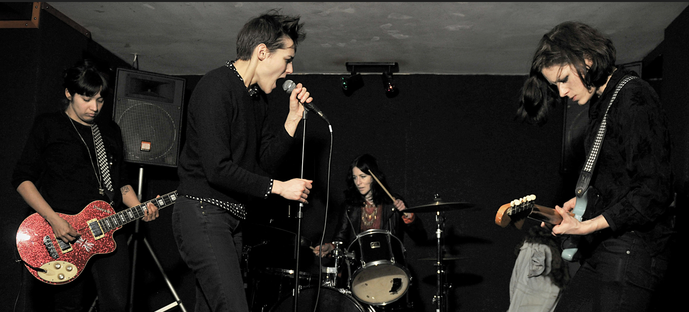 Savages versiona “Paranoid” de Black Sabbath