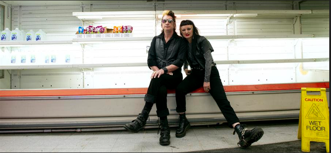 “R U 4 $ALE”, lo nuevo de ADULT.