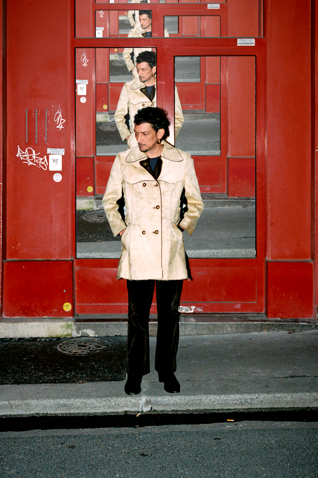 León Larregui comparte “Se Me Va”