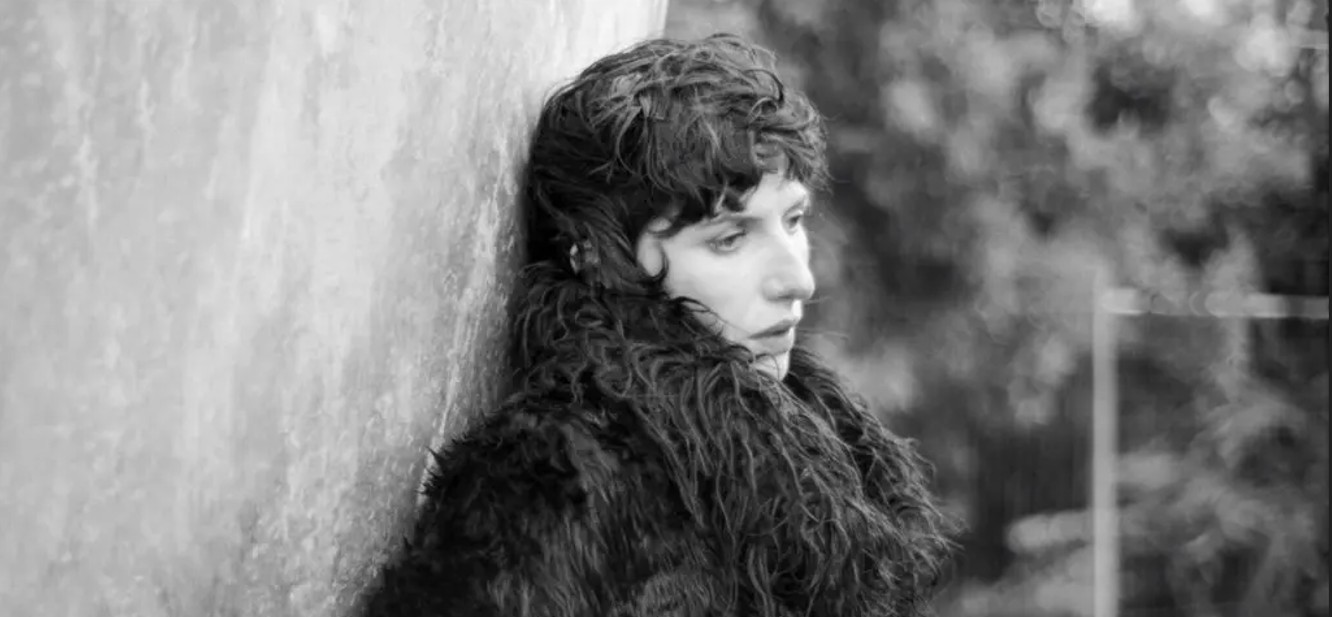 Aldous Harding anuncia ‘Train On The Island’, su nuevo disco