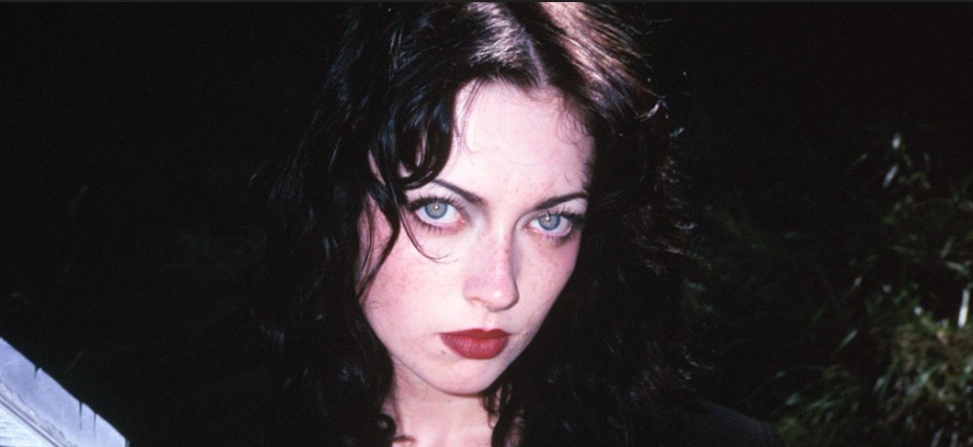 Violet Grohl presenta “595” y anuncia 'Be Sweet to Me'