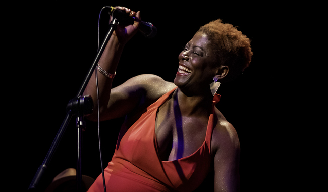 8. sylvie henry rindió homenaje a la memoria ancestral de la madre África