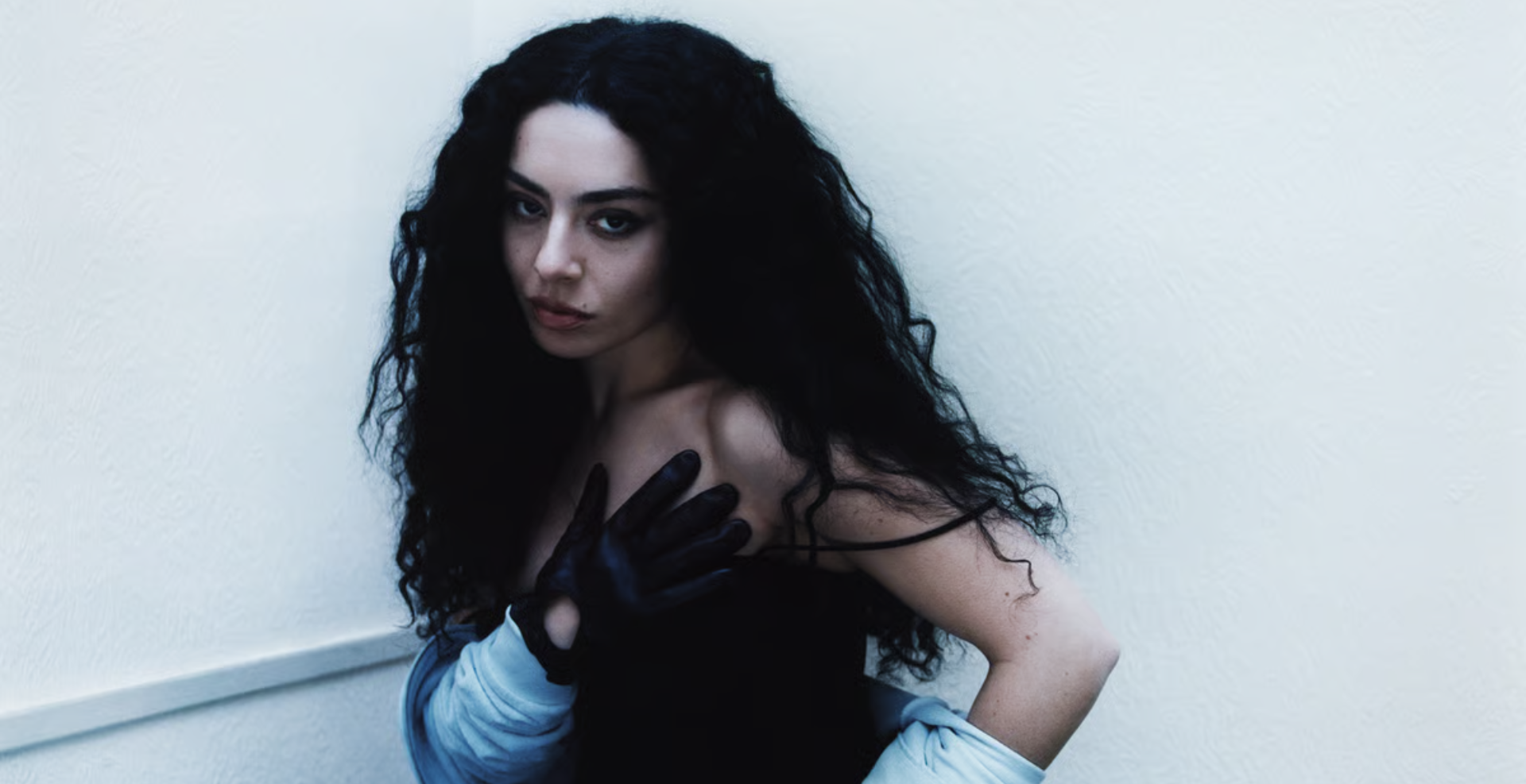 Charli xcx inicia una nueva era con “Rock Music”