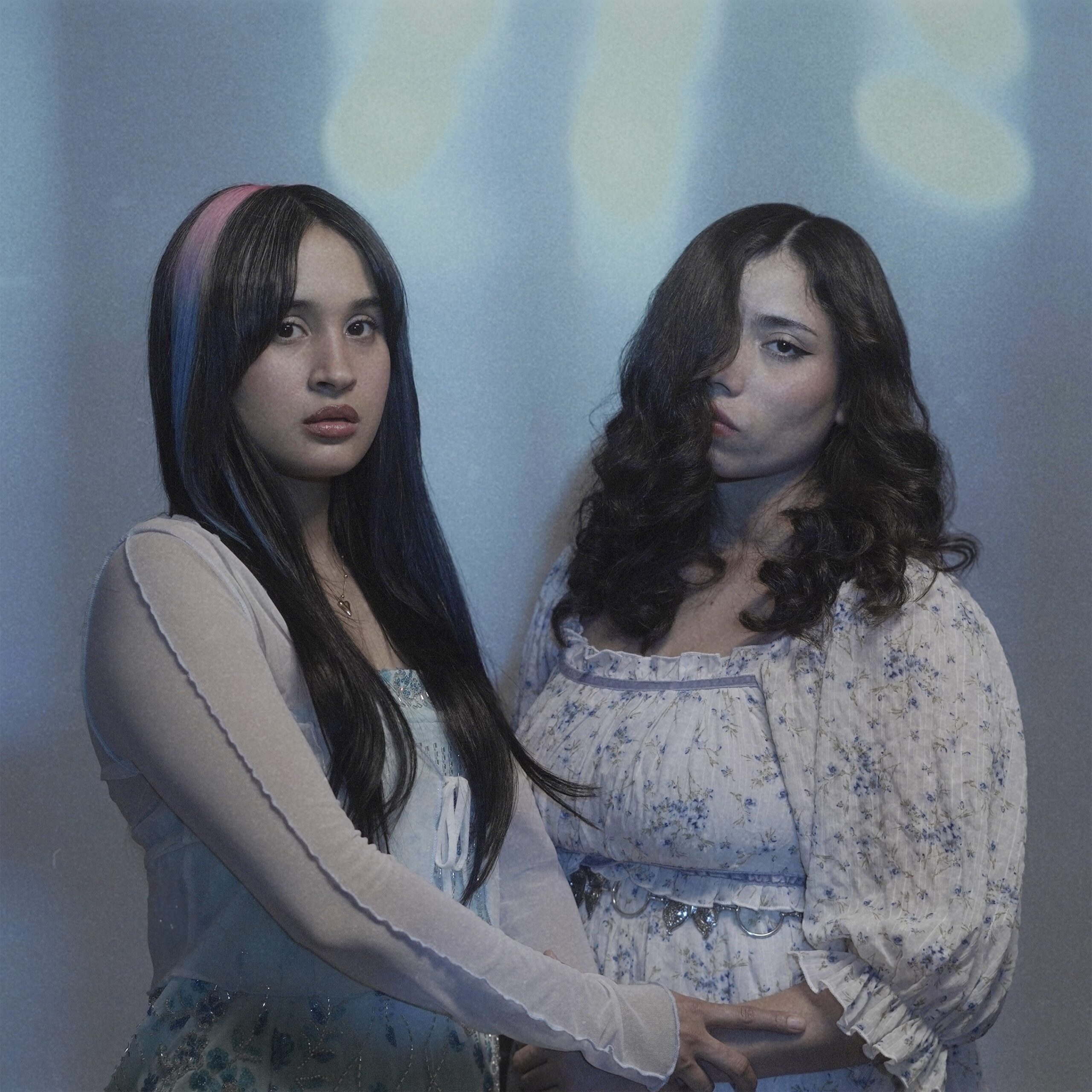 2. daamaris boojor y agley mirando hacia afuera