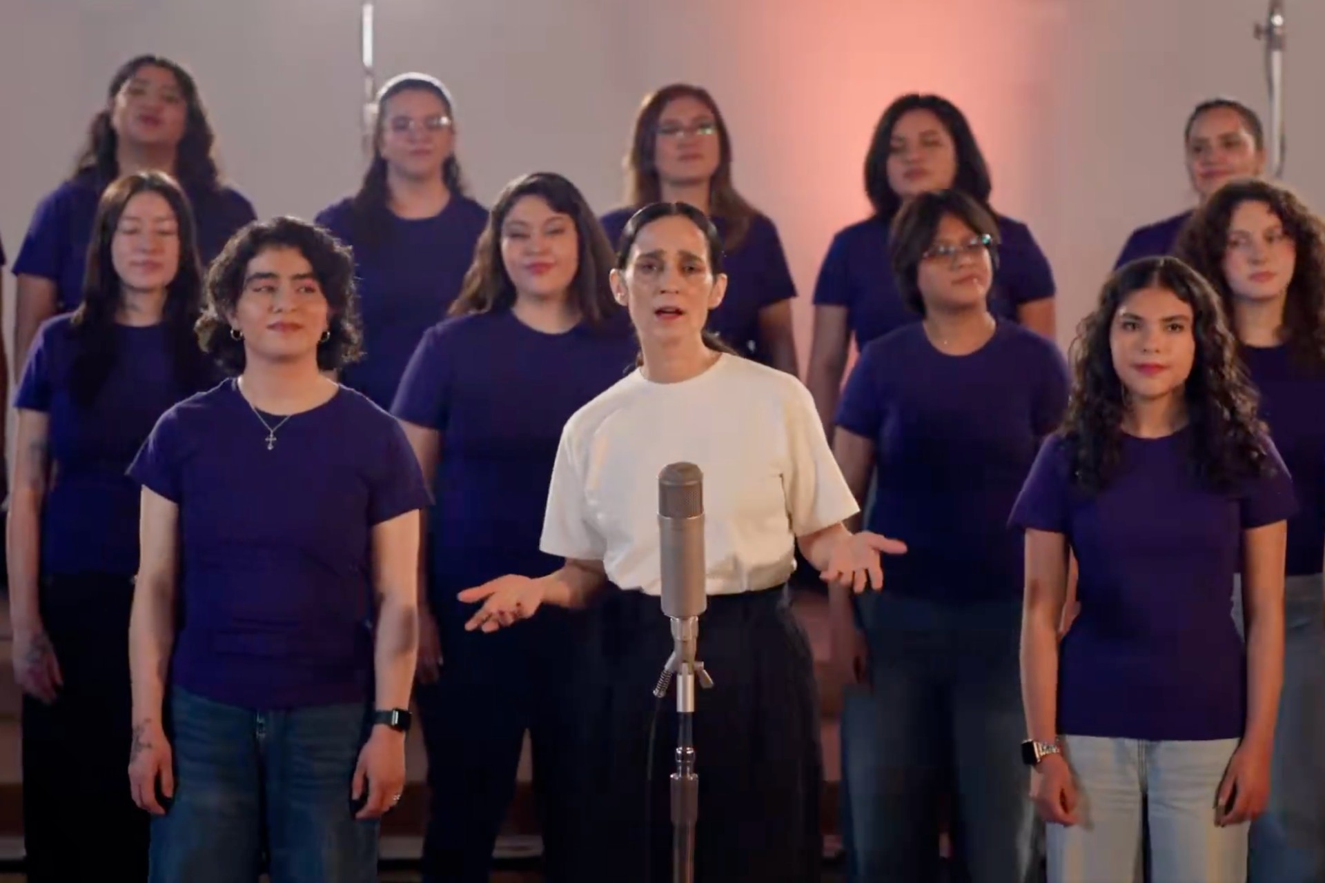 Julieta Venegas estrena “La niña futbolista”