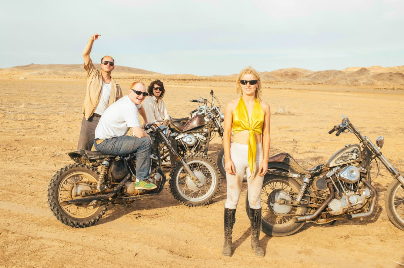 Amyl and the Sniffers anuncia película de versiones country
