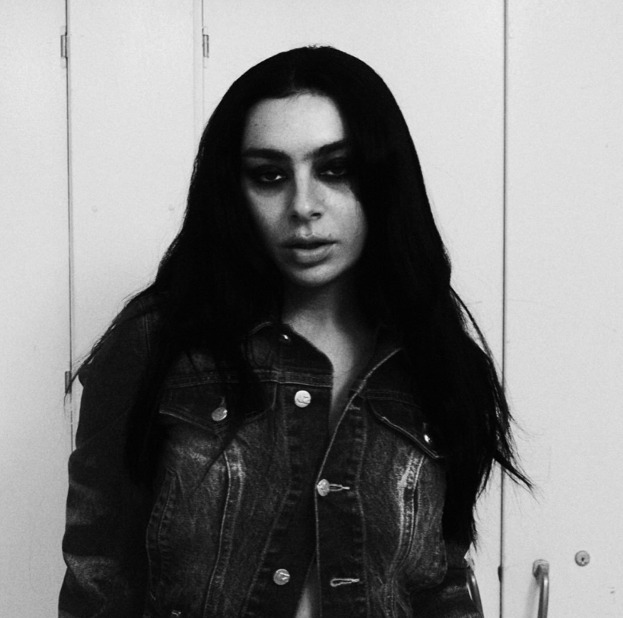 Charli XCX estrena tres lados B de 'Music, Fashion, Film'