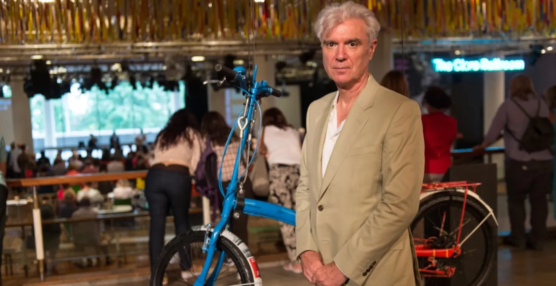 David Byrne comparte su playlist para andar en bicicleta