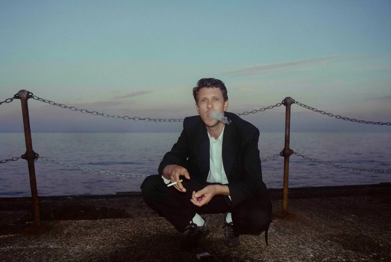 Jamie T explora la nostalgia en “3310”, su nuevo sencillo