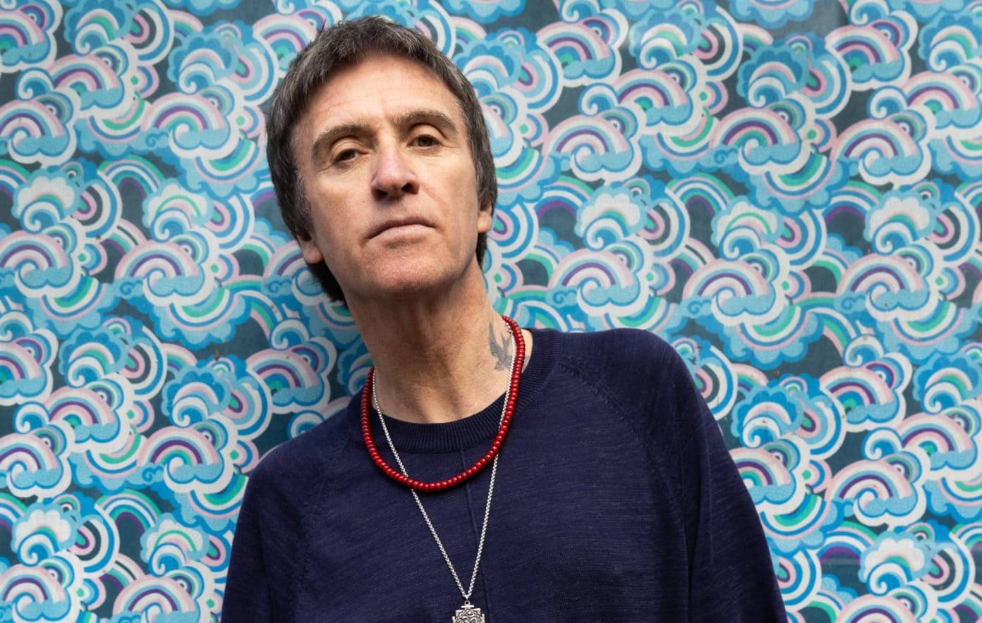 Johnny Marr confronta el cinismo con “It’s Time”
