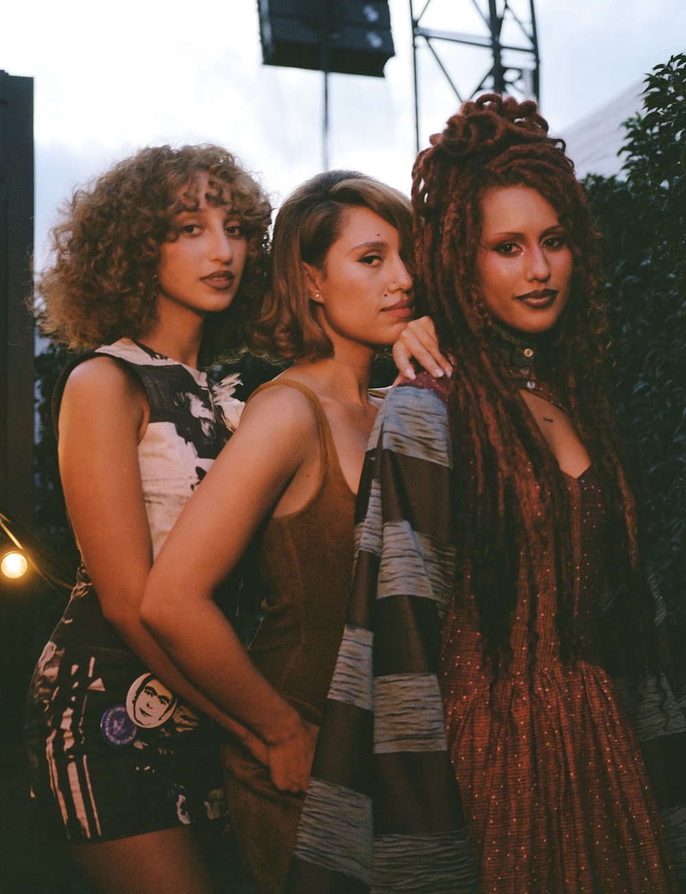 RAYE estrena el video de “JOY.”